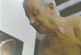 ბედნიერი მეუღლე მეგობარს, ხოლო მისი ქმარი,