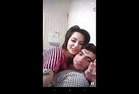 მისი მამა მამას და მისი შიგნით ჩხუბობს, როცა მისი მეგობარი ბიჭი დატოვებს