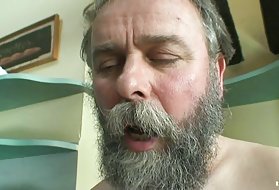 ბრალდებით დამატებით დასუფთავების სახლი შიშველი და მისი უფროსი