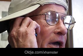 დედა არის ასეთი რომ იგი მისი შვილი და მისი დას მათ ამის გაკეთება