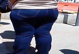 გოგონა შიგნით მანქანა გრძნობს